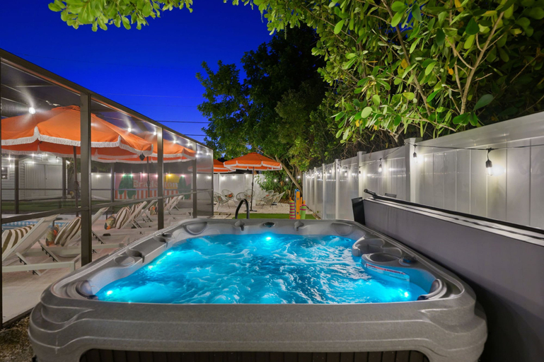 Room 3, Epic Backyard - Pool - Hot Tub - Outdoor Theatre, Manatee