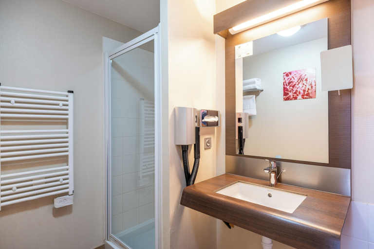 Bathroom 4, Aparthotel Adagio Lyon Patio Confluence, Rhône