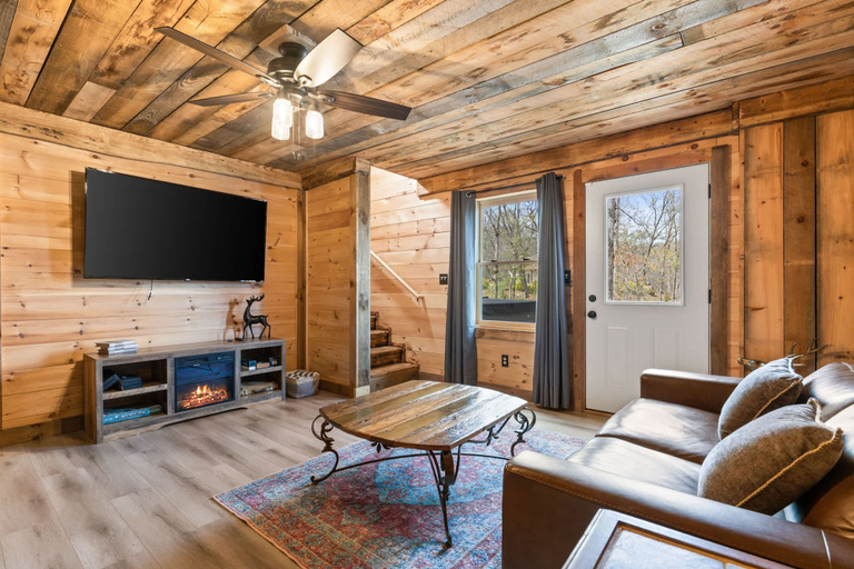 Room 2, Mtn View Fire Pit Hottub Family Pet Friendly, Fannin