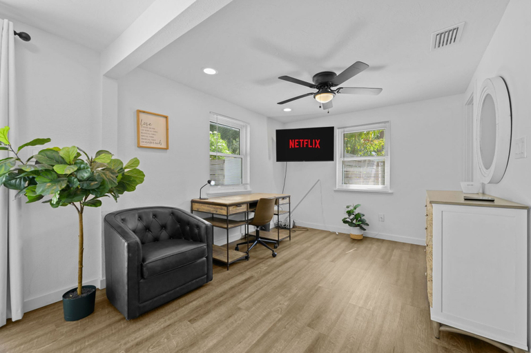 Room 3, Sleeps 6 Private Pool Fire Pit Game House, Sarasota