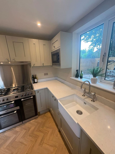 Room 2, 3 Bedroom House With Garden in Manchester, Manchester