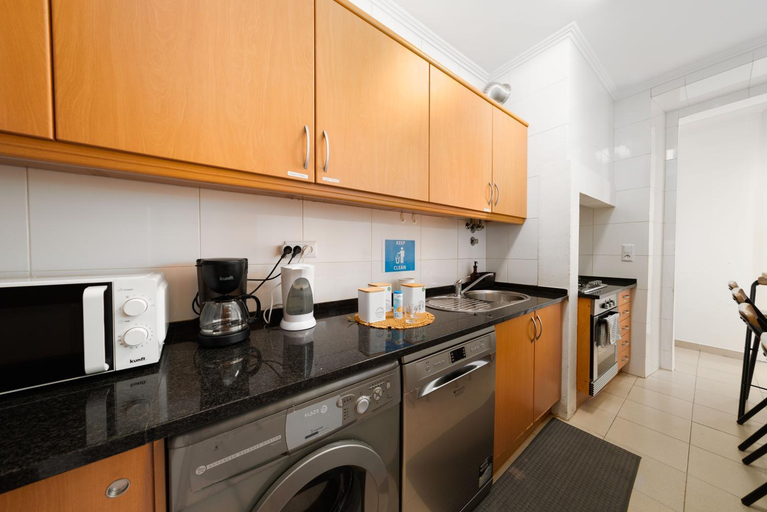 Others 5, Private Room - AC - 3 Min to Arroios Metro, Lisbon