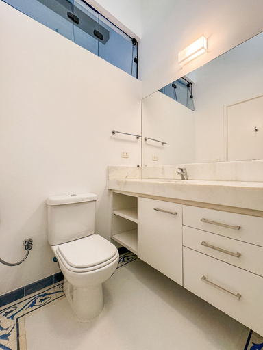 Bathroom 4, Casa térrea com piscina e cozinha de cinema | Granja Viana, Jandira