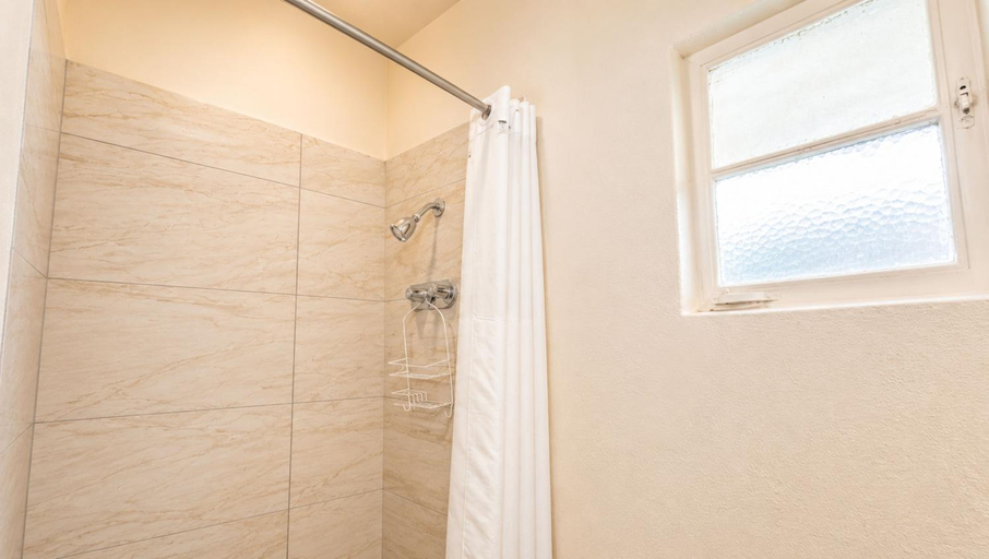 Bathroom 3, Copper Mountain Motel, Pinal