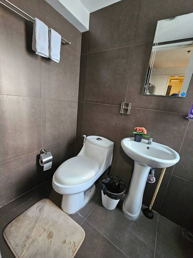 Bathroom 3, Casa Rosa3 2BR Loft in BGC 5 People, Taguig
