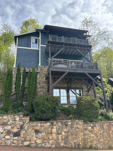 Room 5, 5 Min to Hatley Pointe Hot Tub Games Dog Friendly, Madison