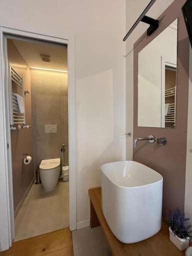 Bathroom 5, Torre Tolomei Trastevere, Roma