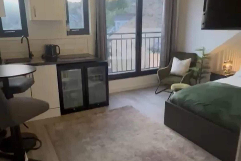 Room 2, Studio - Sleeps 2- Parking, Sheffield