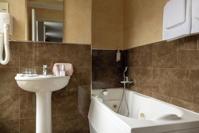 Bathroom 4, Hotel London, Paris