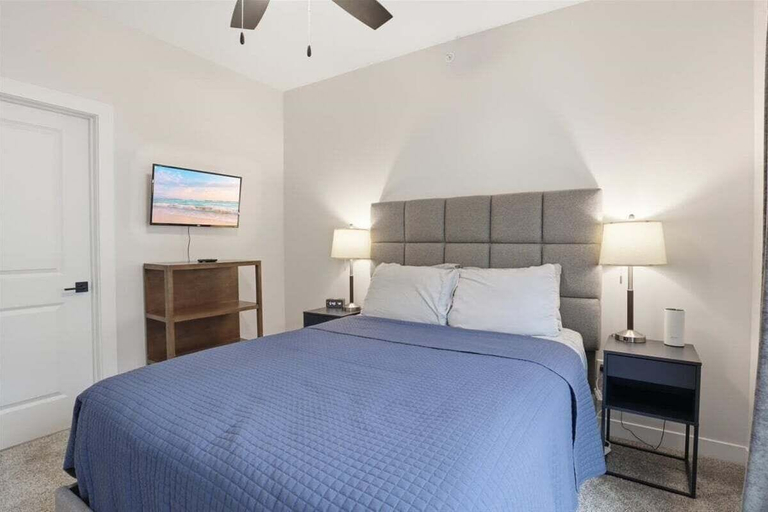 Room 3, Peaceful, Newly Built Lakefront Condo, w/ PWC Slip, Screened Balcony, 2 Pools & Elevator, Camden
