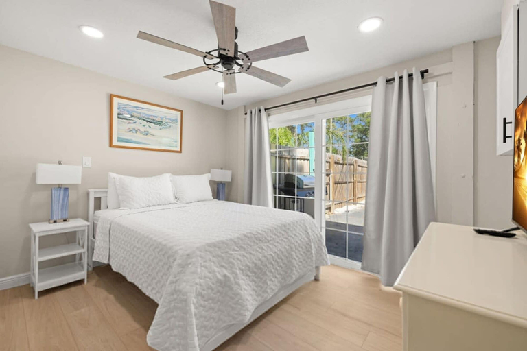Room 3, 3 Miles to Honeymoon Island Firepit Pool, Pinellas