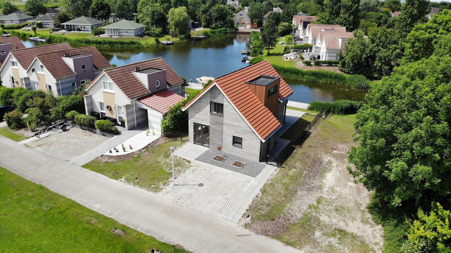 Exterior 5, Private Bungalow With Jetty for 6, Wûnseradiel