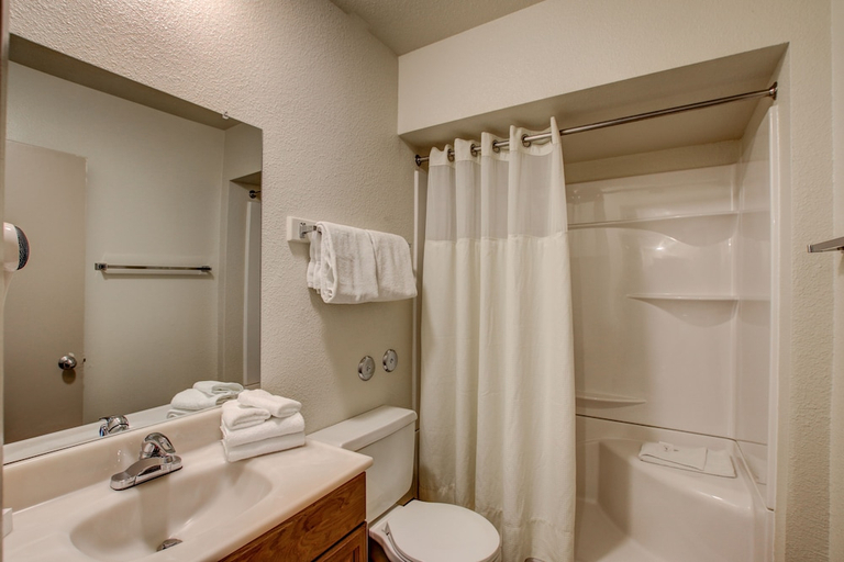 Bathroom 3, The Nautical Beachfront Resort, Mohave