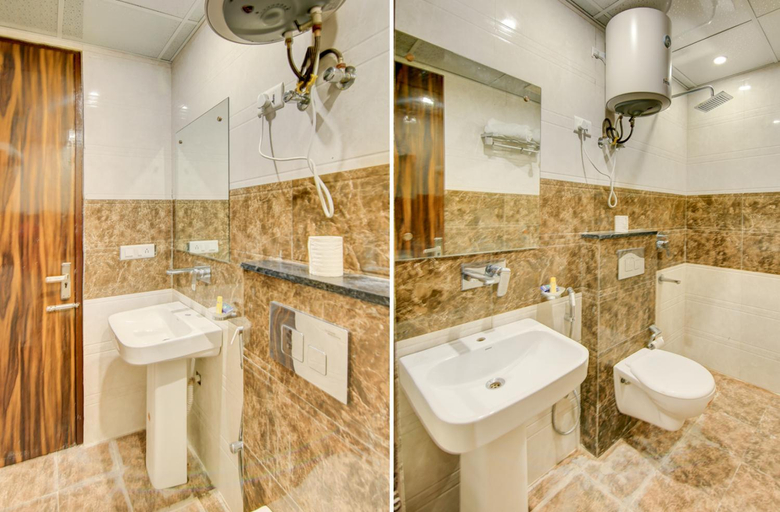 Bathroom 3, Hotel Smart Signature, Delhi