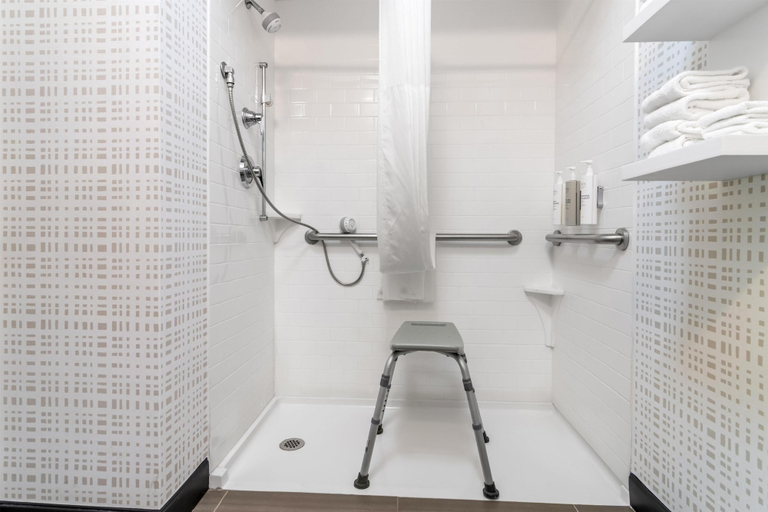 Bathroom 4, Hampton Inn Portage, Porter