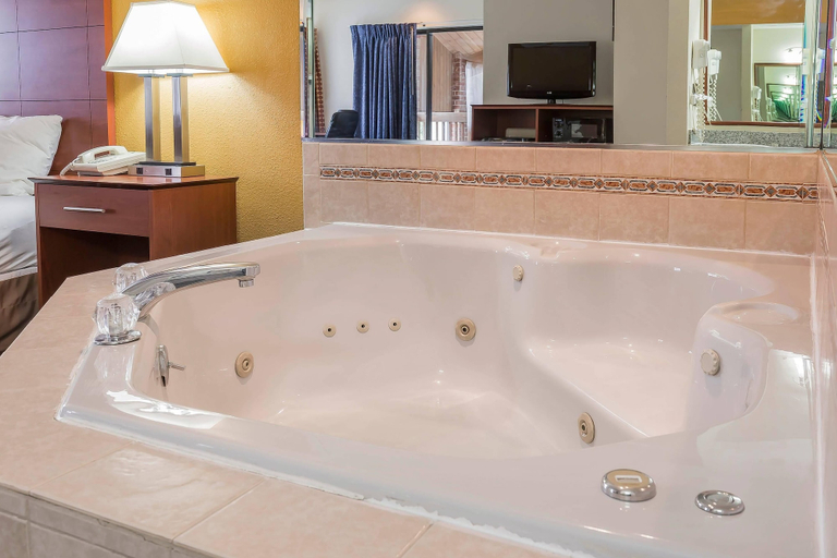 Bathroom 4, Quality Inn Sycamore - DeKalb, De Kalb