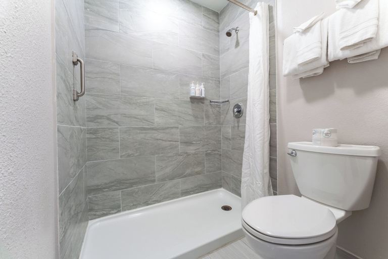 Bathroom 5, The Grove At Pismo Beach, San Luis Obispo