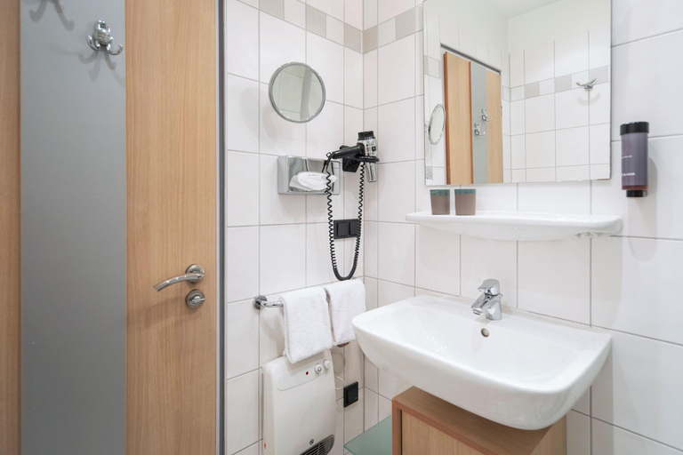 Bathroom 4, Roomingtons Hotel Franziskushöhe Lohr, Main-Spessart