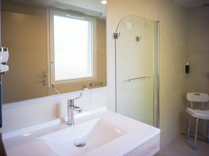 Bathroom 5, BRIT HOTEL CONFORT ROISSY SAINT-WITZ, Val-d'Oise