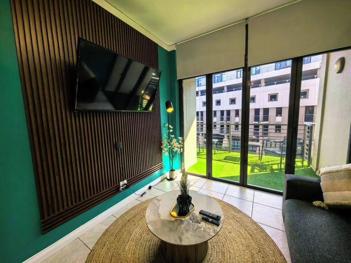 Living area 5, Stunning Lake View Apartment, City of Cape Town