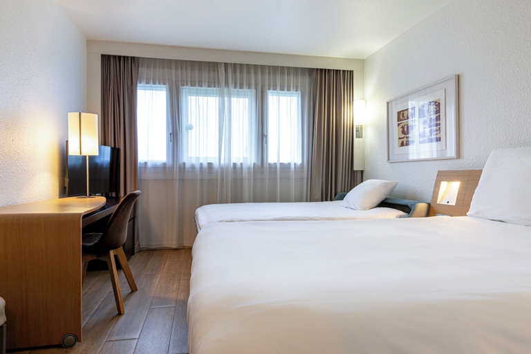 Bedroom 4, Mercure Paris Le Bourget Hotel, Seine-Saint-Denis