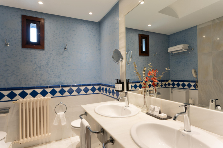 Bathroom 5, Parador de Jarandilla de la Vera, Cáceres