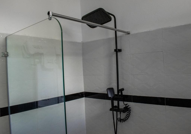 Bathroom 4, The Orchard 4 degrees South Resort, Matuga