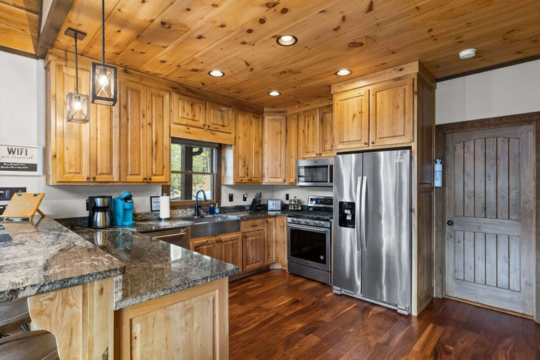 Room 3, Blue Ridge Cabin Stunning Views Hot Tub Game Room, Fannin