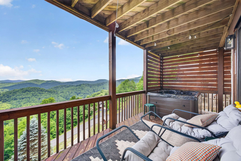 Room 5, Mins to Hatley Pointe Hot Tub Views Sauna, Madison