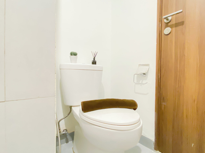 Bathroom 4, Refined Living 1Br At Apartment Royal Sentul Park, Bogor