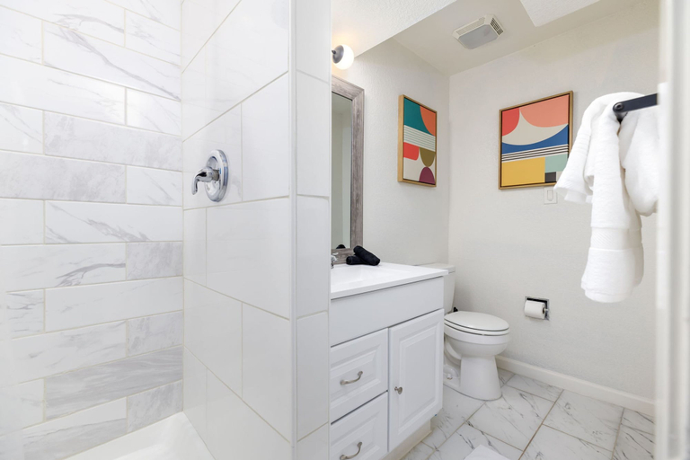 Room 3, The Sunburst Sleeps 18 Basketball Heated Pool, Bexar