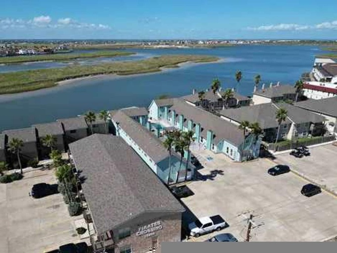 Room 3, Padre Getaway- Fishing Dock Pool 2 Min to Beach, Nueces