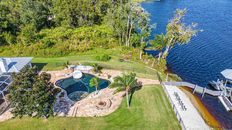 Room 5, Luxury Lakefront Private Dock Pool In-ground Spa, Highlands