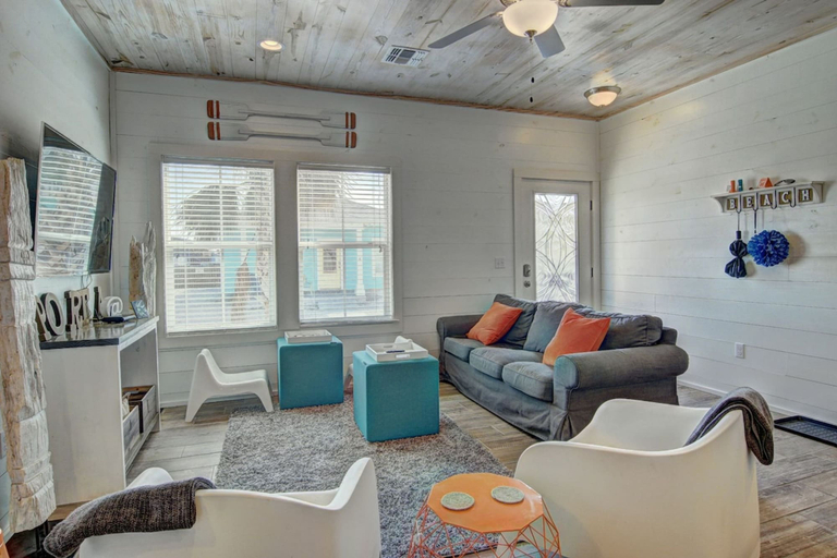 Room 2, Beach Please- Family Friendly Community Pool, Nueces
