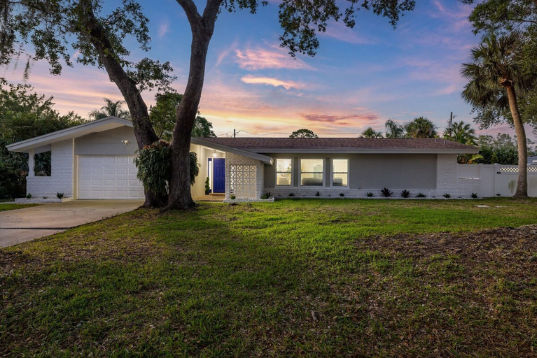 Room 5, 10 Mins to Beach-heated Pool Ping Pong Pool Table, Pinellas
