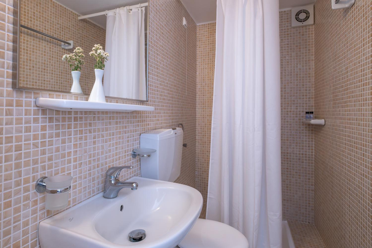 Bathroom 4, Kamari Beach, South Aegean