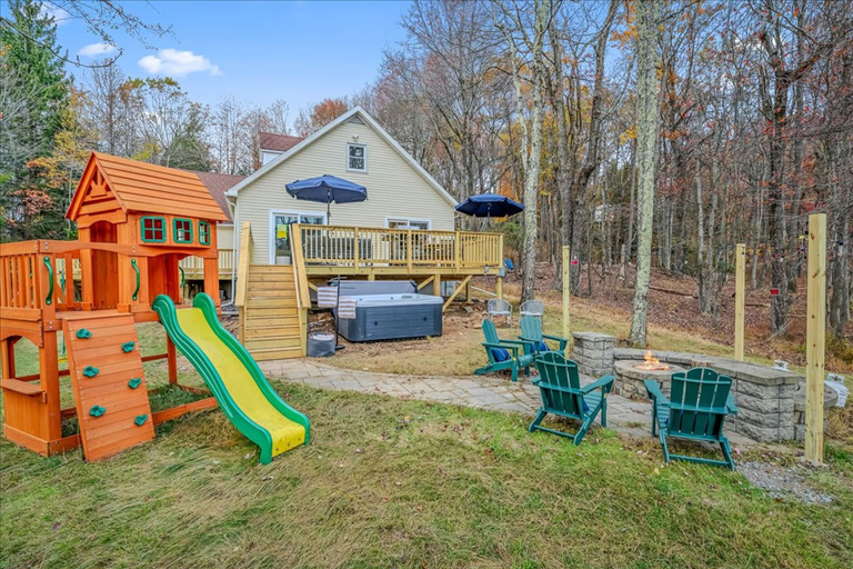 Room 3, Poconos Waterfront Retreat Kayaks Hot Tub, Monroe