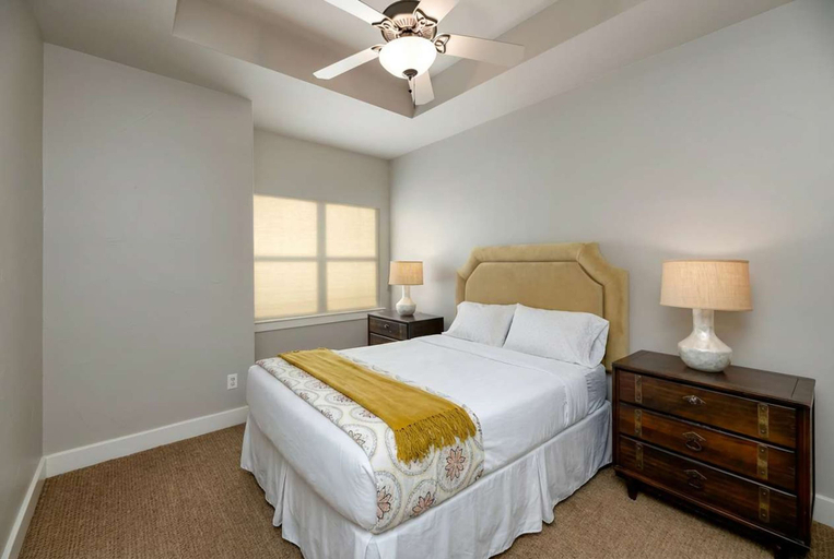 Room 2, Luxury Lake Escape Dock Basketball Views, Wise