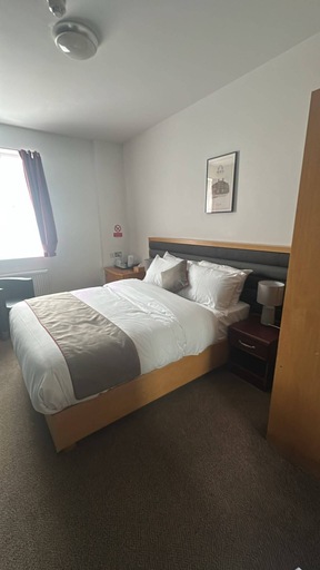 Room 2, Maya Hotel, Luton