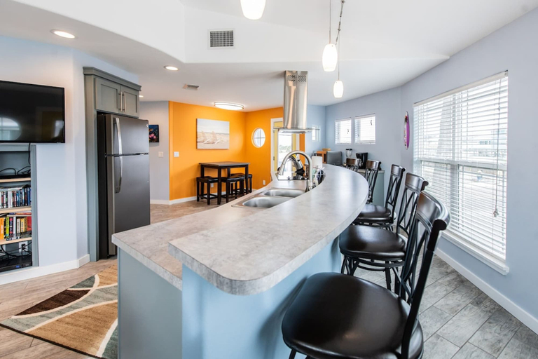 Room 4, Maui East- Pet Friendly 3 Blocks to Beach, Nueces