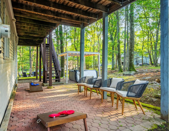 Room 2, Forest Retreat Hot Tub-fire Pit-pool Table, Monroe