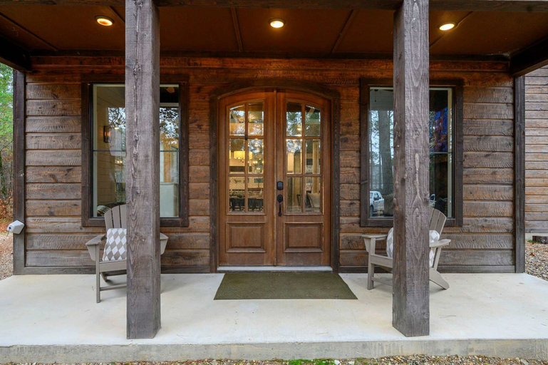 Room 3, Luxury Ridge Cabin Hot Tub Fire Pit Views, McCurtain