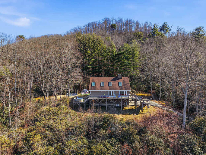 Room 3, Mtn Views Stargazing Dome Hot Tub Sleeps 20, Buncombe