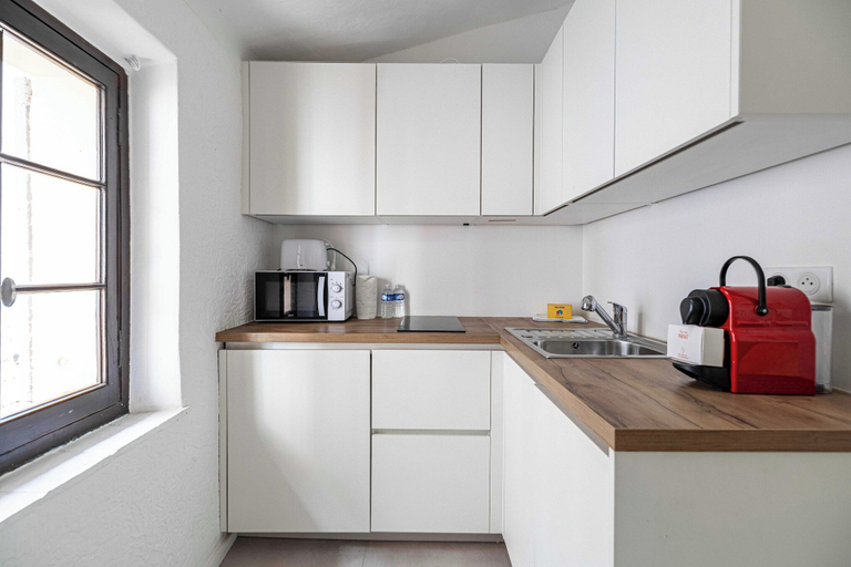 Private kitchen 2, A/C Studio in the Heart of Cannes - Old Port, Alpes-Maritimes