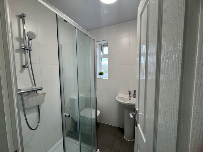Bathroom 5, Apartment Sleeps 6 with WiFi, London