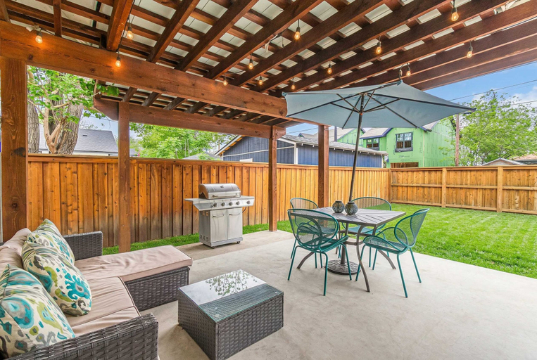 Room 5, Family Friendly Patio Fireplace BBQ Games, Bexar