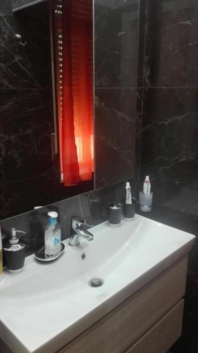 Bathroom 4, Donna Margharet, Crotone