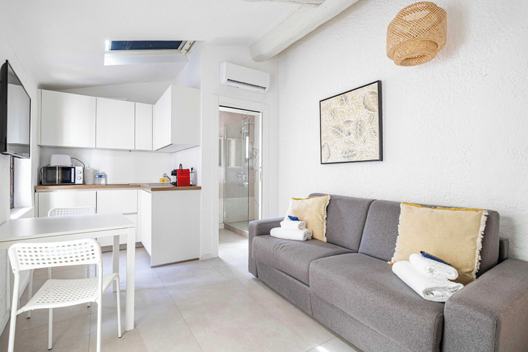 Living area 5, A/C Studio in the Heart of Cannes - Old Port, Alpes-Maritimes