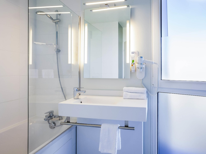 Bathroom 3, ibis Styles Mulhouse Centre Gare, Haut-Rhin