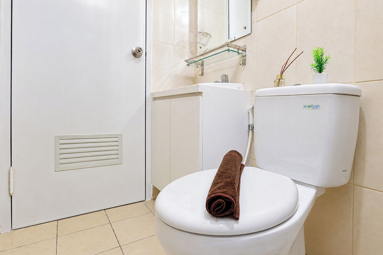 Bathroom 5, Compact With Minimalist Design 2Br At Springlake Summarecon Bekasi Apartment, Bekasi